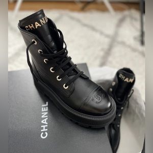 BNIB CHANEL Women Black CC Leather Lace Up Round Toe Boots  - Size US 8